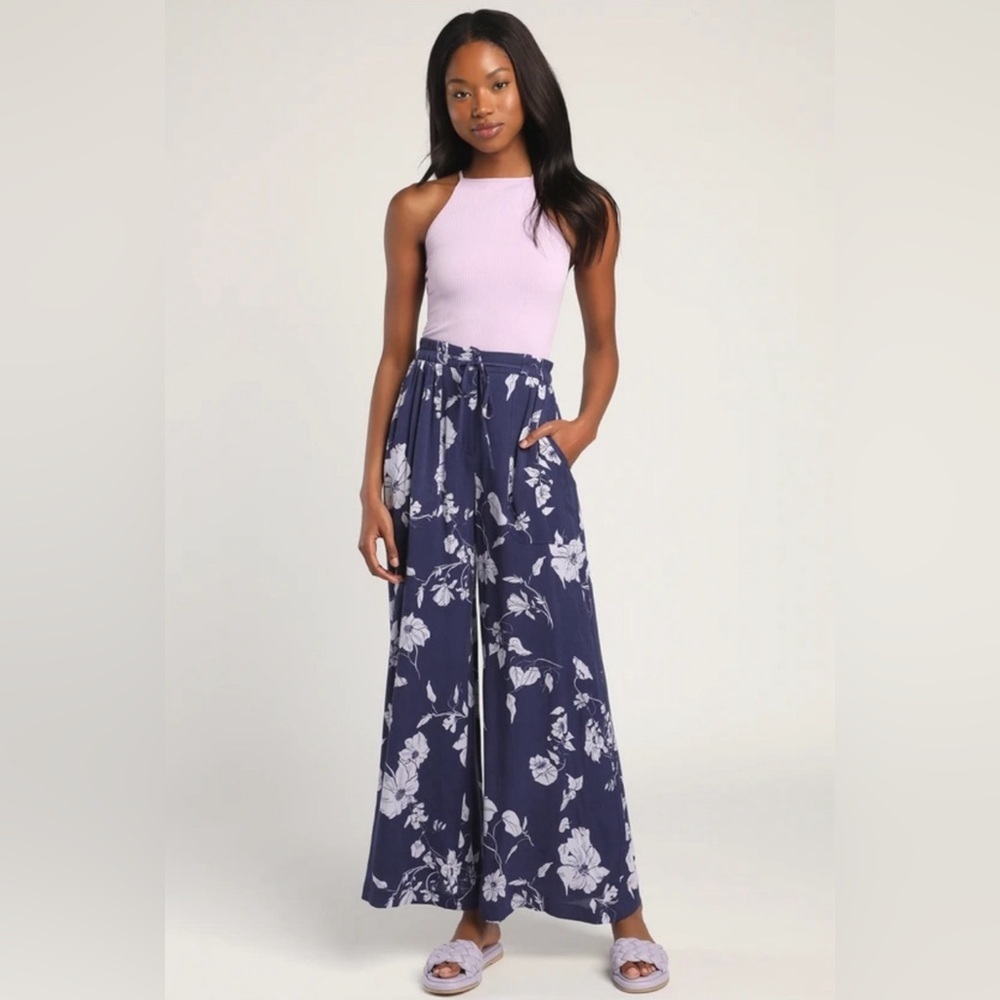 🚨 NWT Lulus Growing On You Navy Blue Floral Print Wide Leg Pants. Size Medium. - Picture 1 of 4